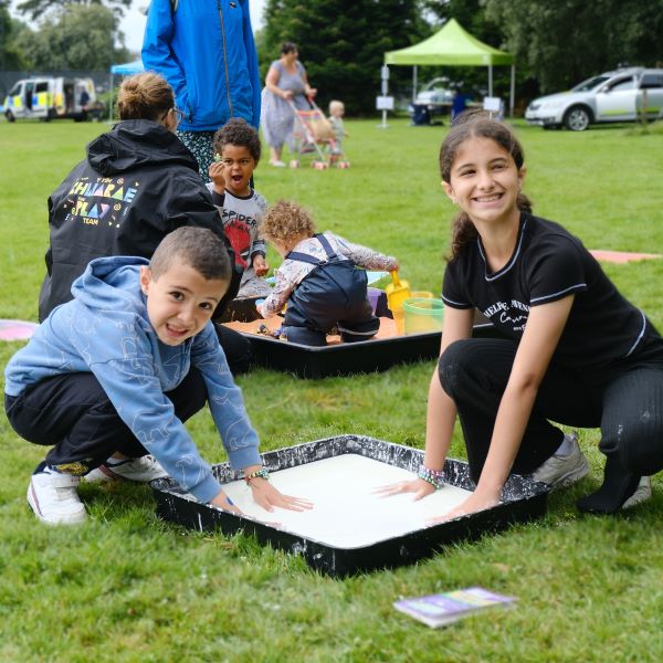 Dau blentyn gyda dwylo mewn glŵp