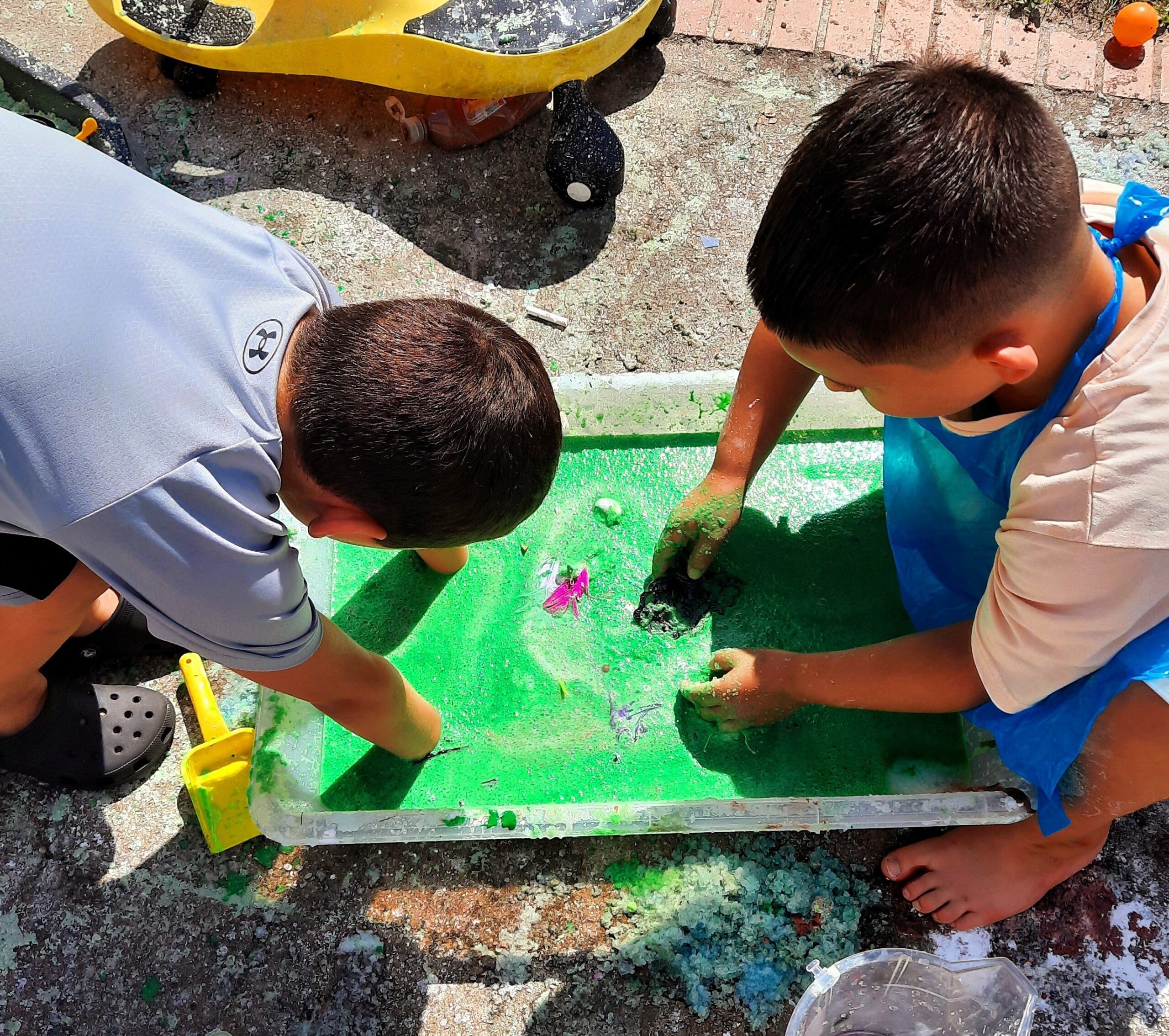 Bechgyn gyda'u traed mewn jeli