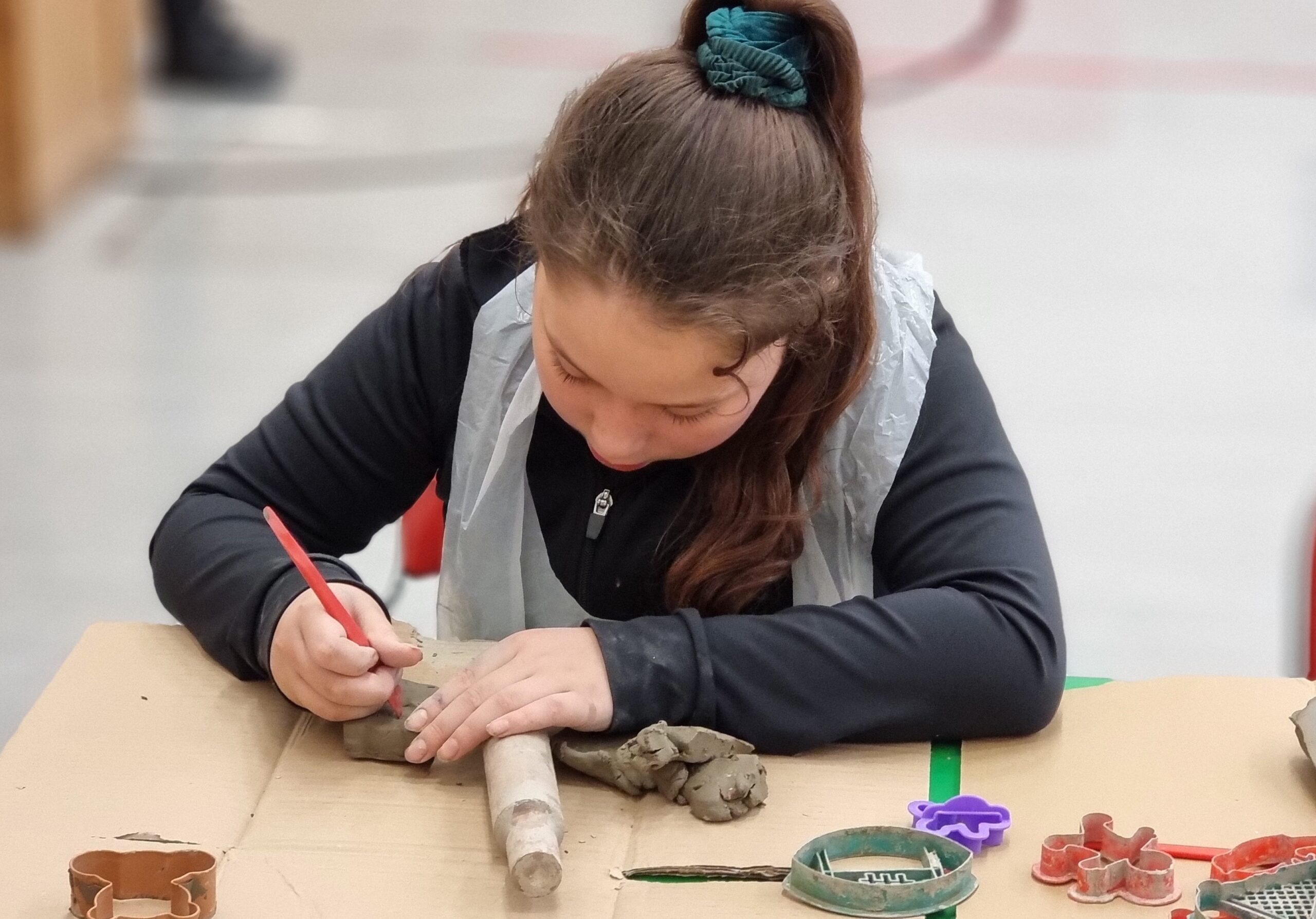 Merch yn modelu clai