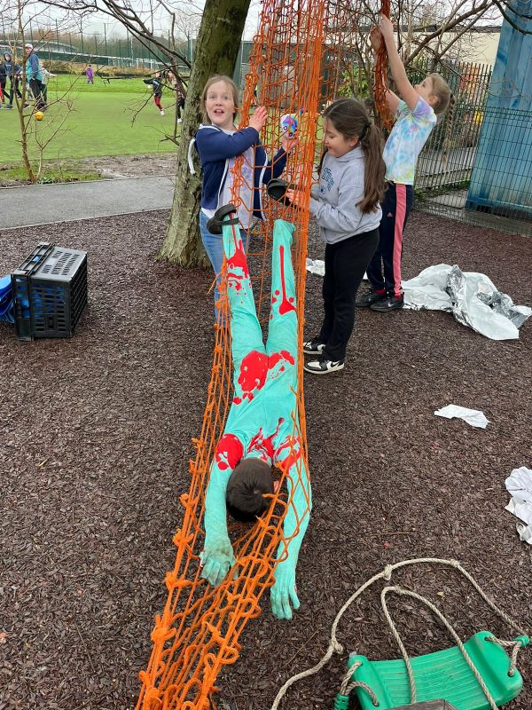 Tri o blant yn chwarae mewn rhwyd liw