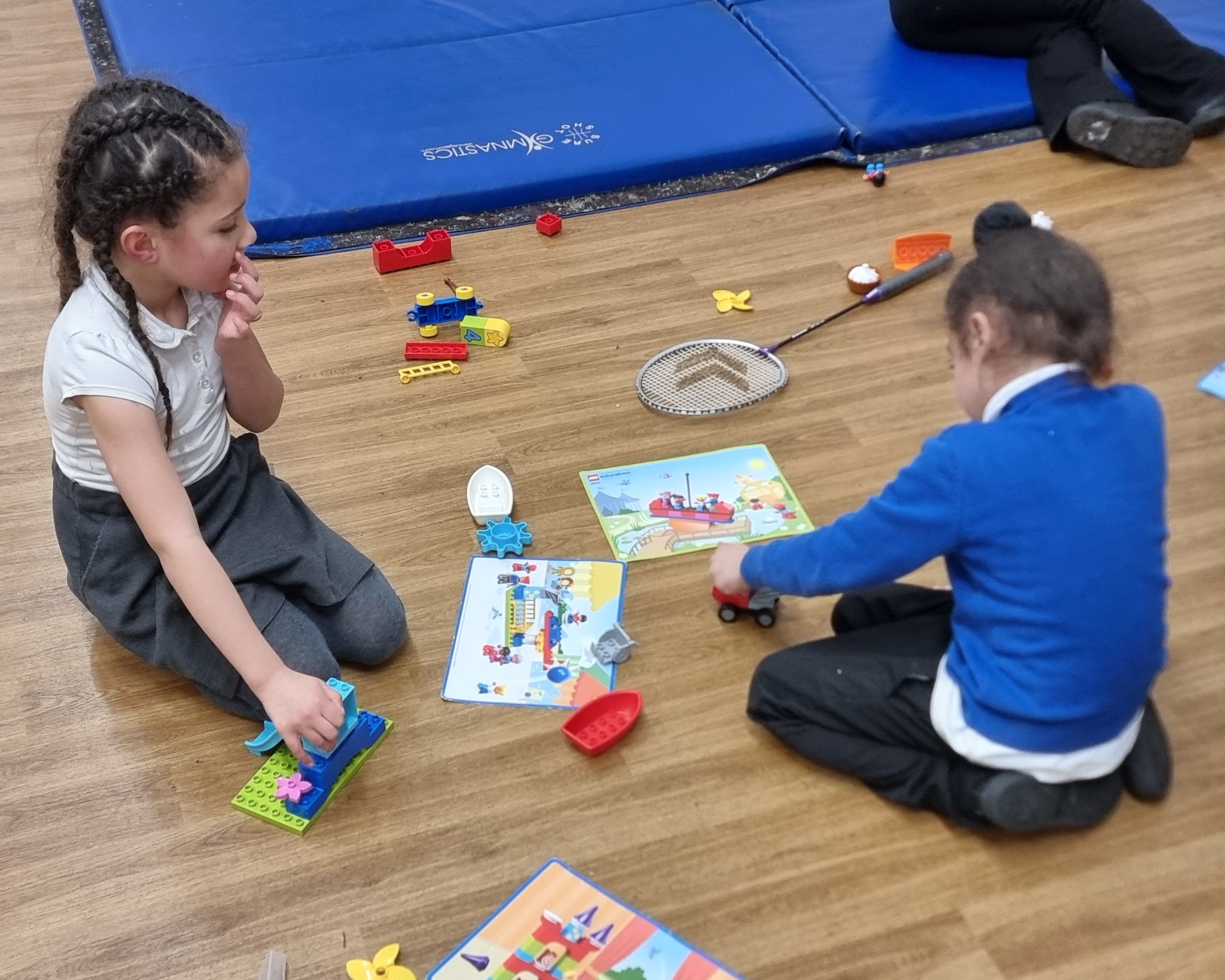 Plant yn chwarae gyda lego