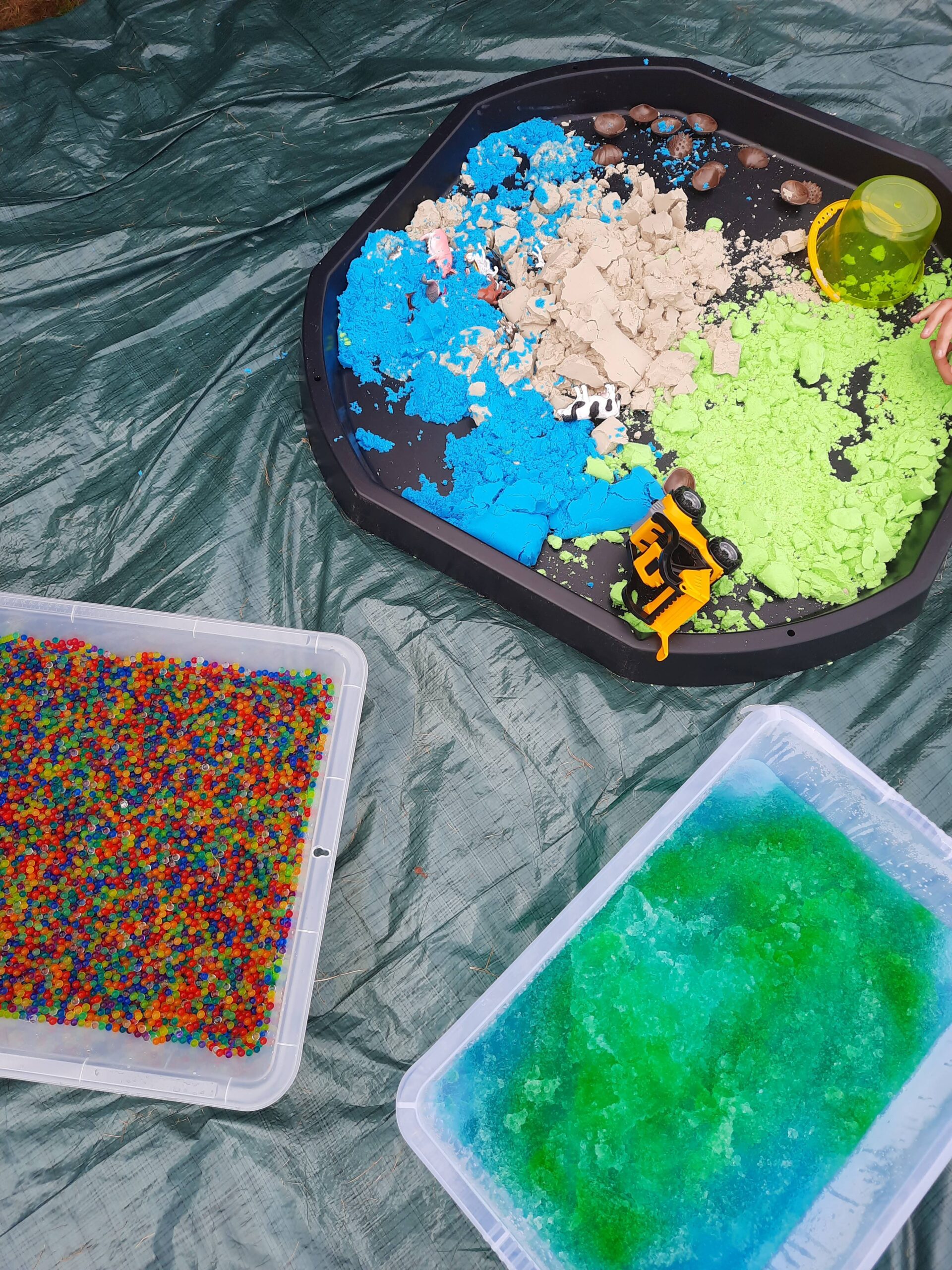 Tywod, gleiniau dŵr a jeli mewn blychau