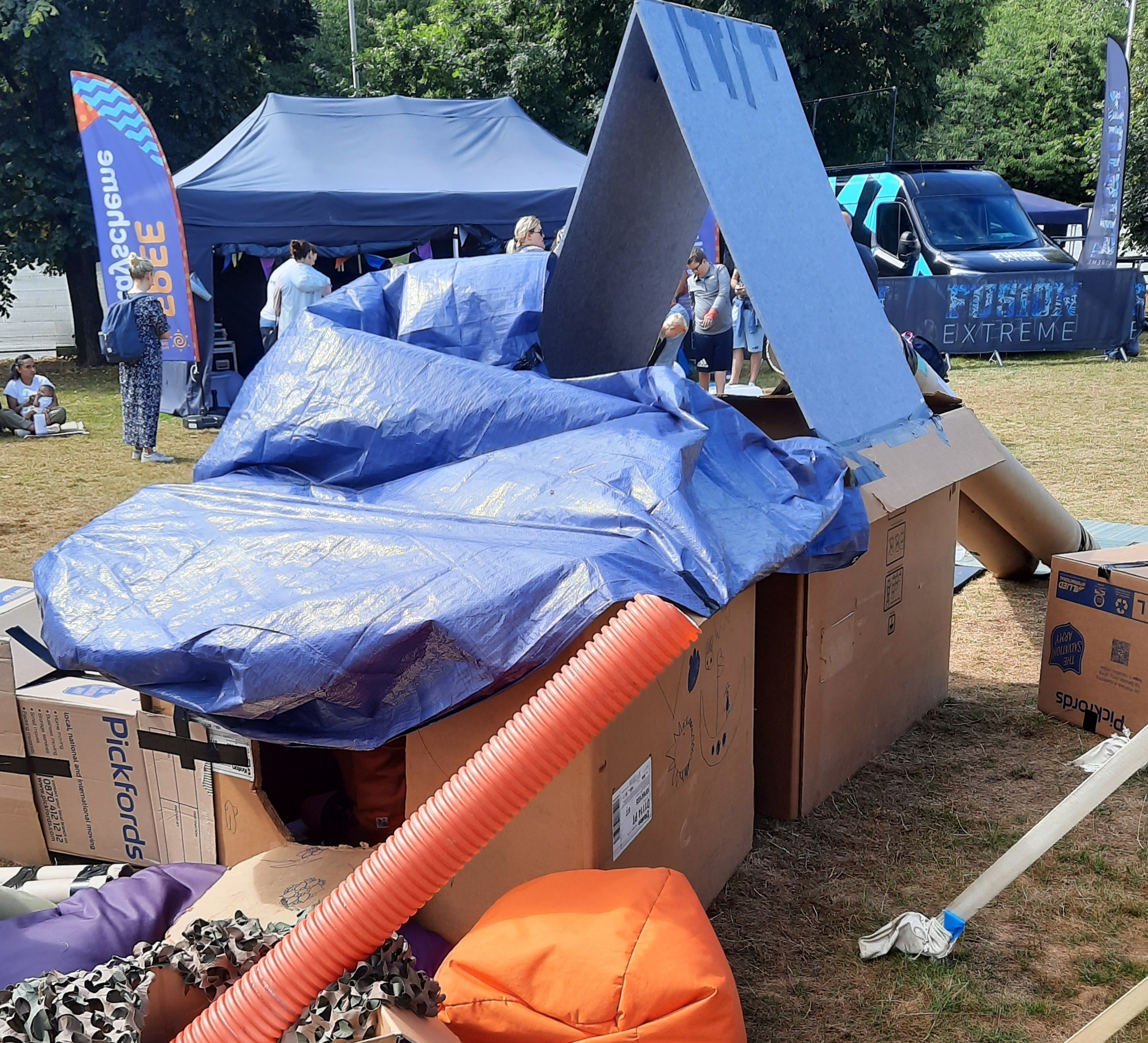 Ffau wedi'i gwneud o gardbord